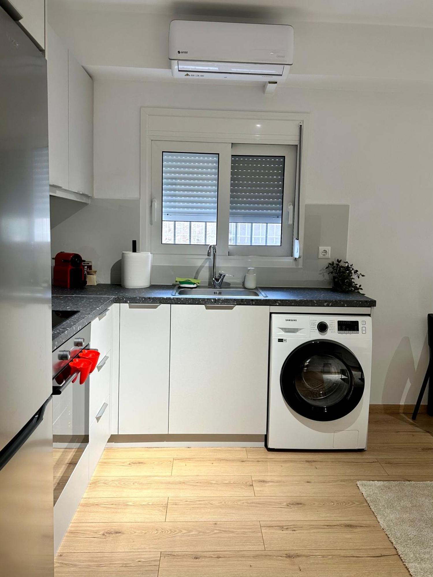 City Centre Apartment Патра Екстериор снимка